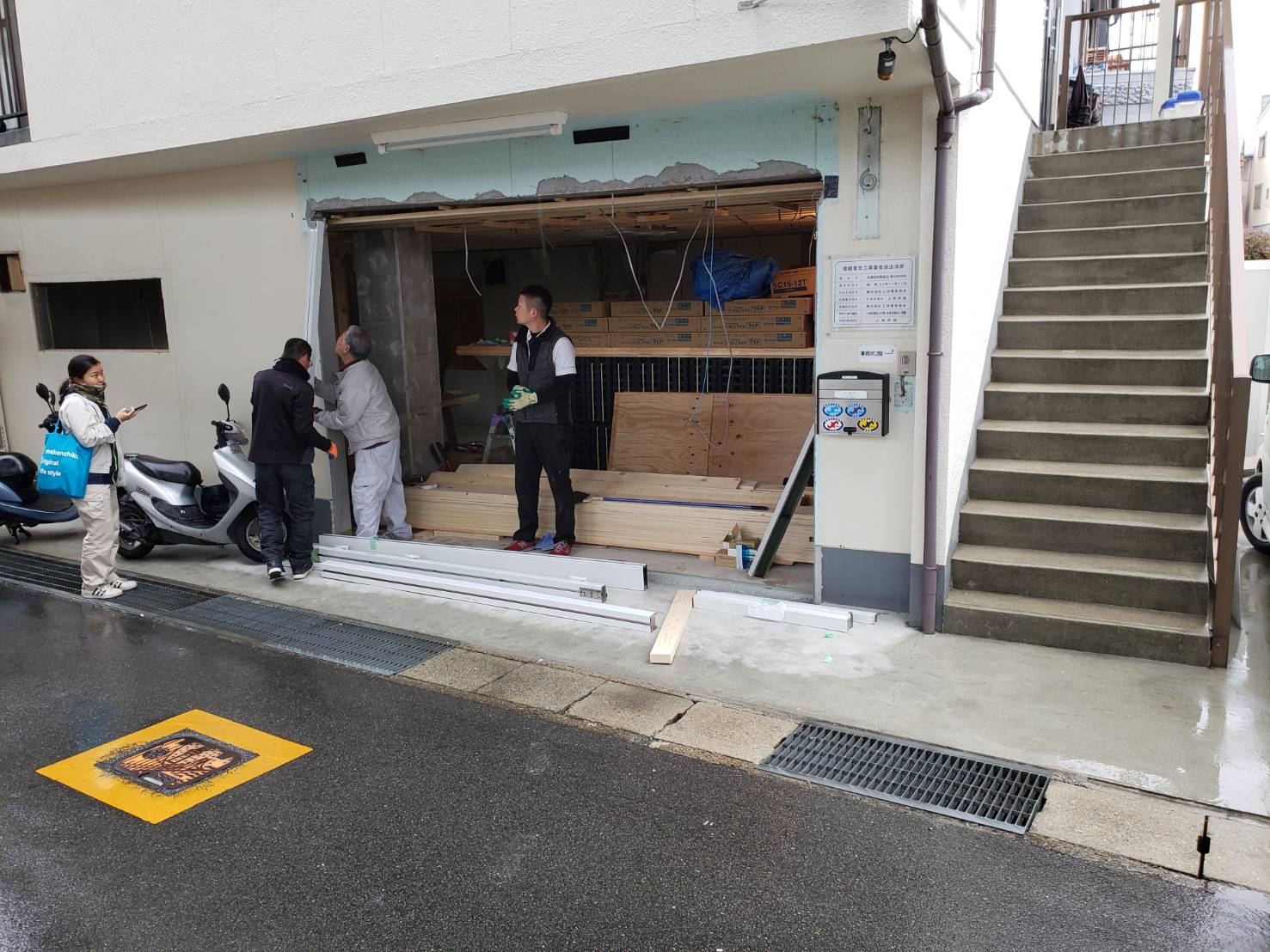 ステンレスフロントサッシ工事。