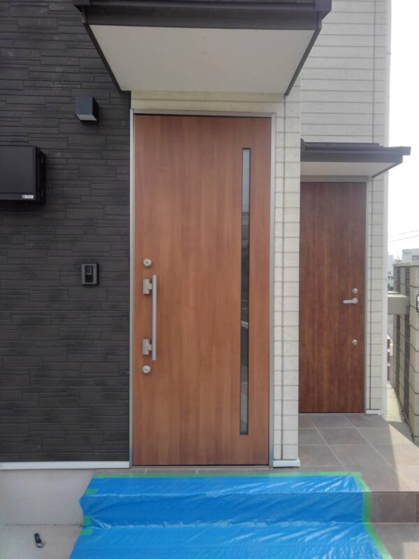 玄関ドアのカバー工法。
