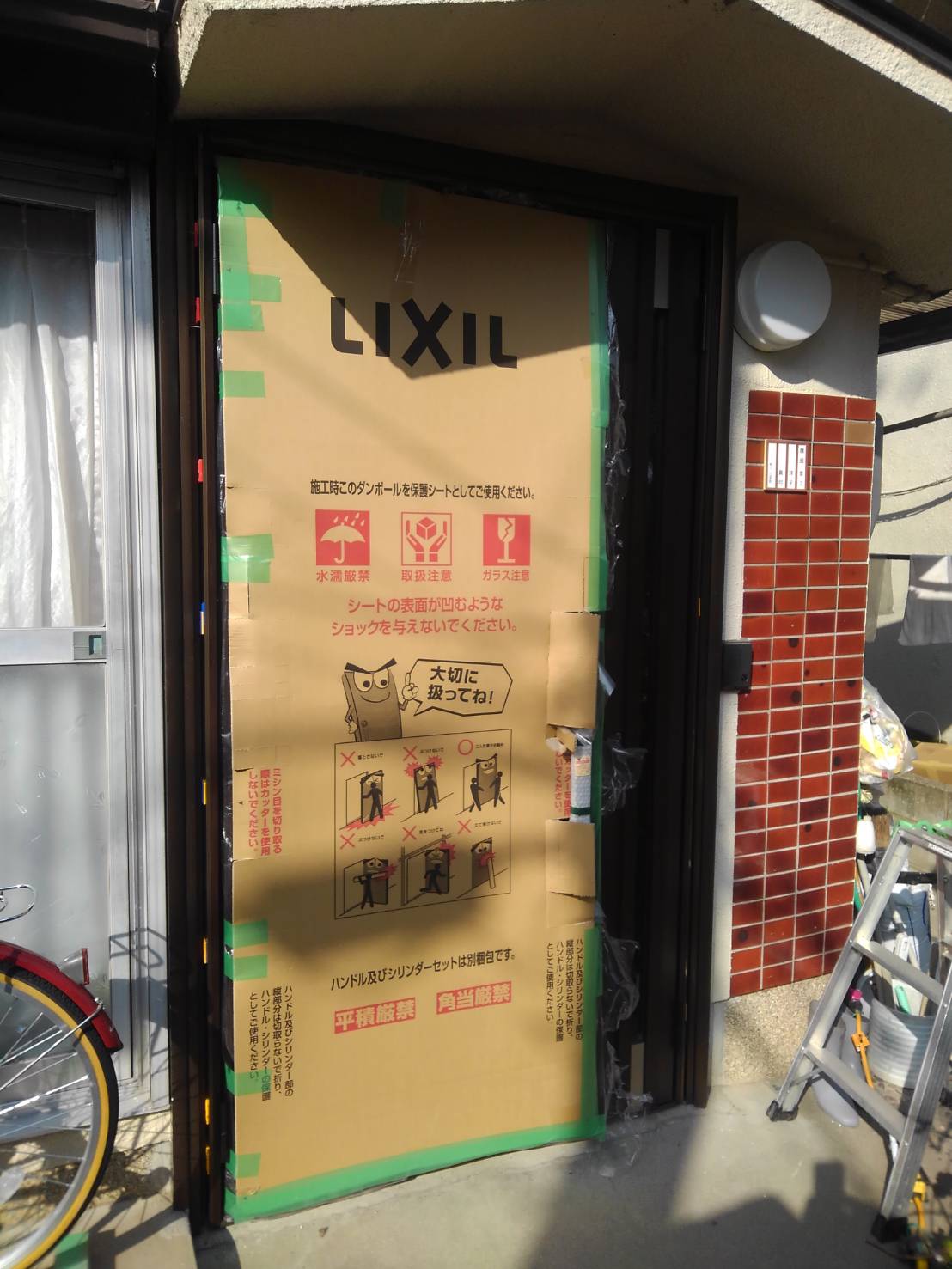 玄関ドア入替工事。