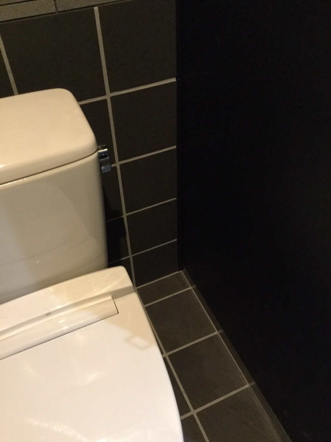 トイレブースとコーキング工事。
